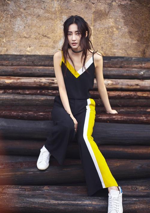 王丽坤全靠气质撑,穿黑色西装配奶奶最爱的印花裙,春天气息十足