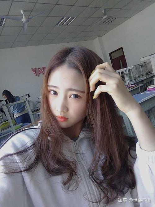 同龄19岁的女孩子都会化妆会穿衣服 就自己不化妆不会穿搭是什么感受?