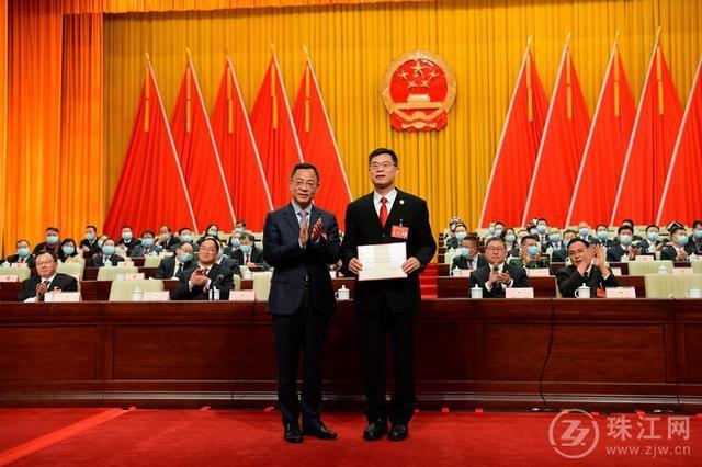 省委常委,市委书记李石松为新当选的李先祥,陈世禹,孟凡兵等同志颁发