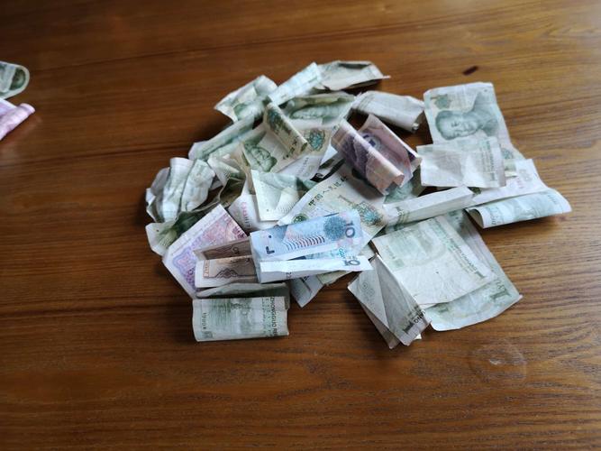 关于人民币这一单元的教学,一年级数学组的亲们还特意换了一堆零钱当