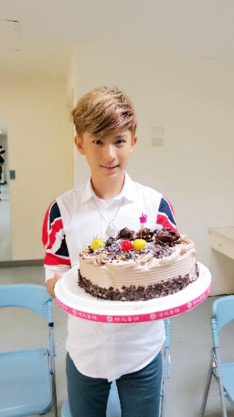 五月天 生日小师弟林晖闵庆16岁 送惊喜