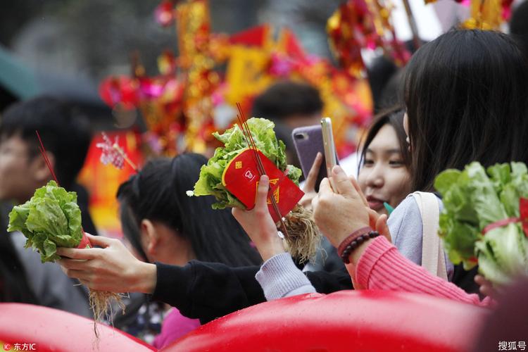 1/ 12 元宵晚上灯火鱼龙,佛山61万人走上街头,手拿生菜,风车,浩浩荡荡
