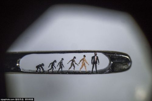 英微雕艺术家针孔中间雕刻 技法精湛