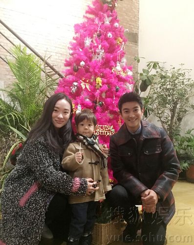 12月24日,今天是平安夜,霍思燕在网上晒出一家人欢度的照片