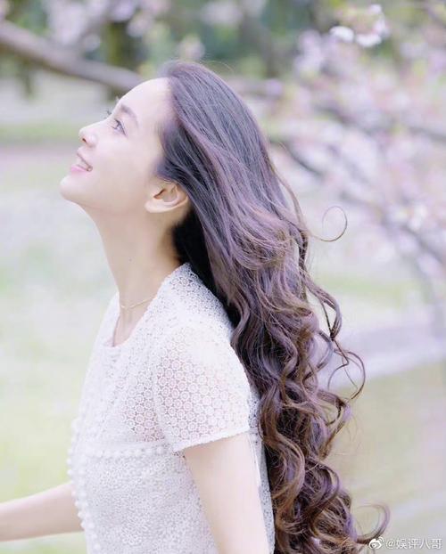 angelababy晒樱花自拍