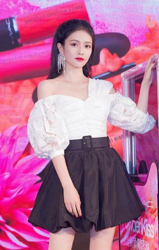 白鹿最新活动造型,简单的黑白色搭配,一双长腿十分吸睛