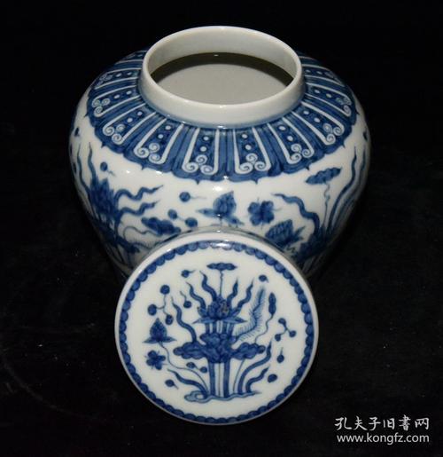 明代成化青花鸳鸯戏水天字罐