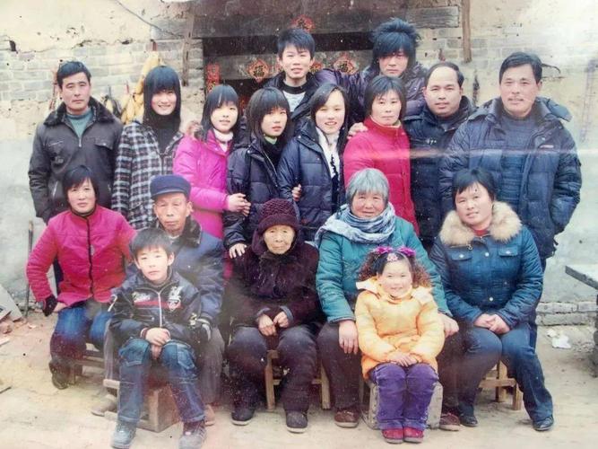 兄弟姐妹7人还原老照片场景:最小的长得最壮,最高的变成最矮