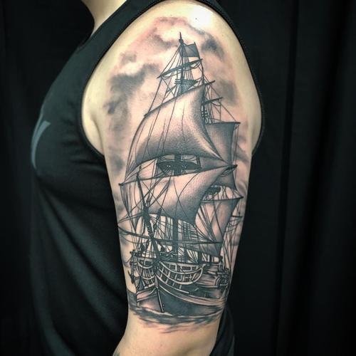 大臂黑灰帆船纹身图案