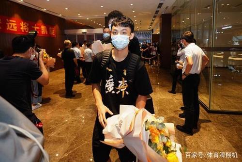 人生赢家!徐杰再次约会女友,球迷:别忘了训练