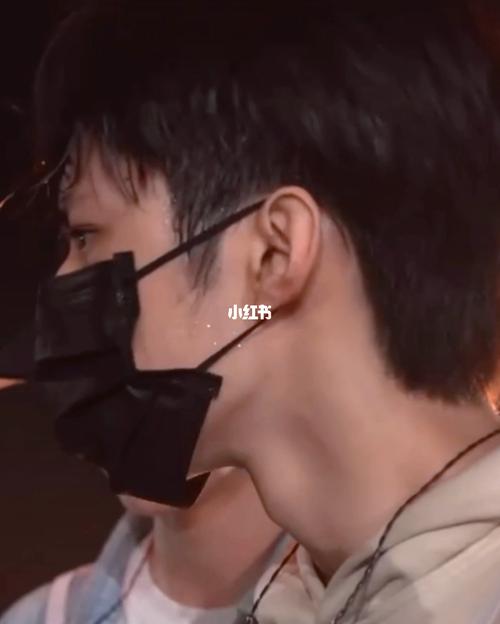 文哥的侧颜还有喉结太可了 我好爱#刘耀文_刘耀文_娱乐_明星娱乐资讯