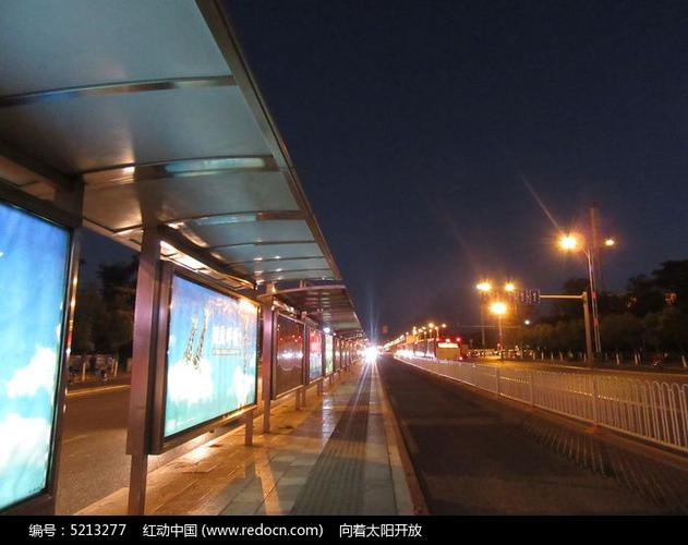 公交站台夜景