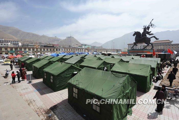 二炮救援队为玉树地震受灾群众搭建帐篷村