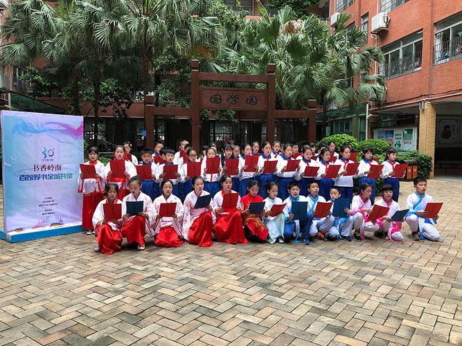 清远市博爱学校学生在学校国学园参与共读活动.