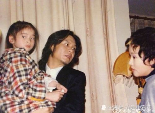 张雪迎晒全家合照,爸妈颜值引热议,终于知道女神的美貌从何而来