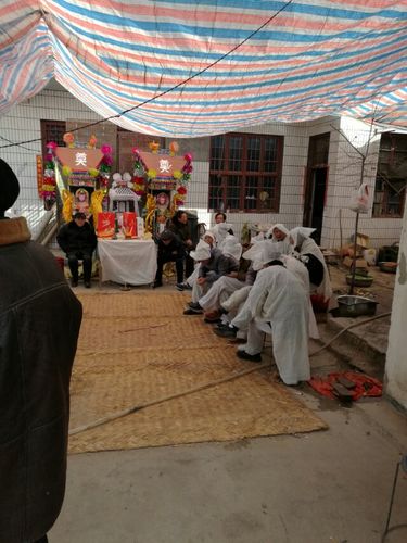 简易的灵棚,棚下孝子,农村去世的人都少不了的程序