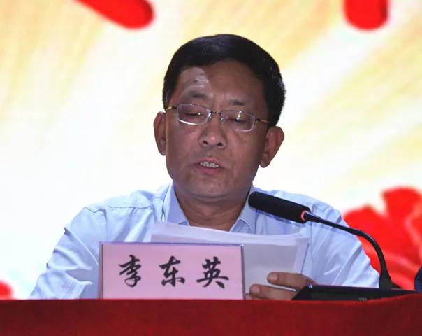 李东英副校长宣读教师和学生表彰决定并主持颁奖