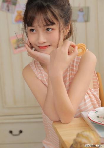 性感美女时尚写真:单马尾萌妹子白嫩肌肤俏皮可爱,清纯甜美迷人!