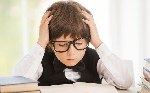 不愿让孩子戴眼镜 我们曾对数百位孩子有视力障碍的家长进行过调查