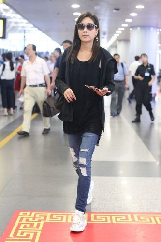 杨恭如裤子都烂成这样了,真心酸!网友:她怎么就不老呢?