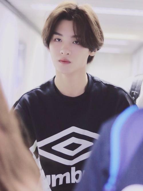 明星新发型上线,帅气中分搭配黑色卫衣,少年感十足!