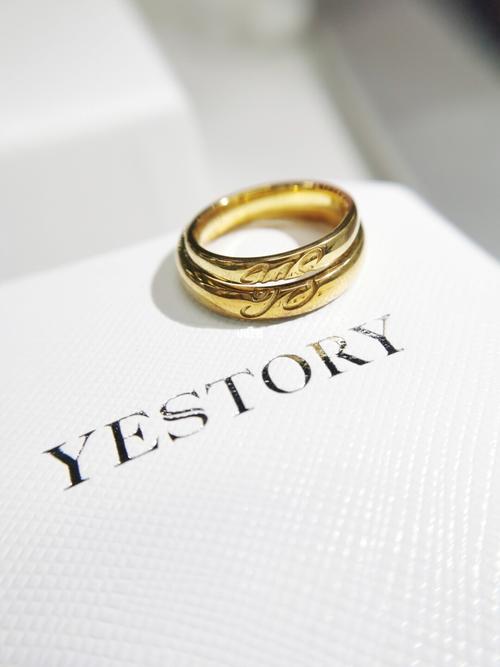 在戒指外部刻字的结婚对戒,真的很有创意呢_对戒_刻字