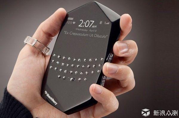 v70是一款非智能型手机,有物理键盘,但依旧抵挡不住其"靓丽"的外形