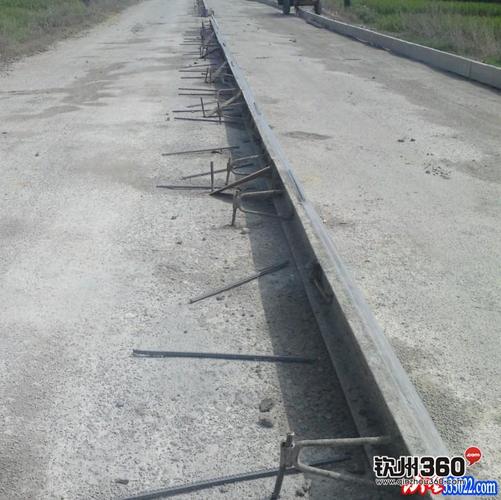 请公路局回复此钢筋的作用小董至南晓铺水泥路我确高兴不起来