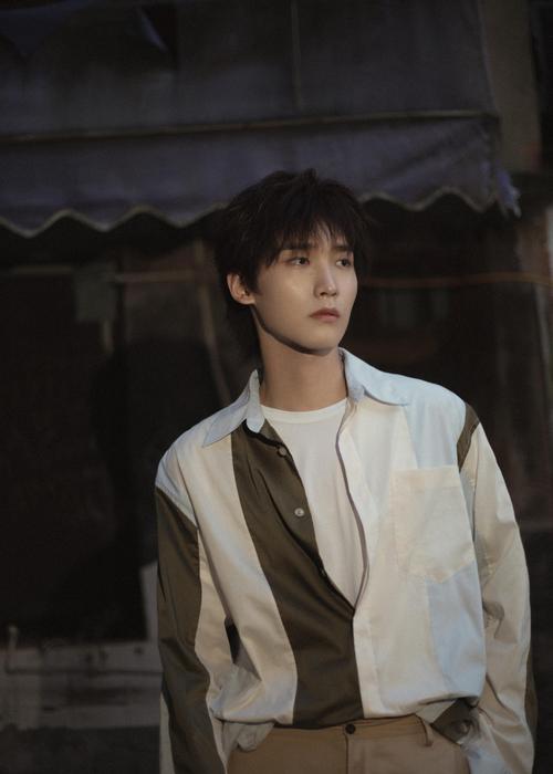 邢昭林复古风生日写真释出清朗少年目光温柔