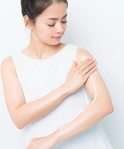身体涂抹防晒霜的诀窍1.把防晒霜以线