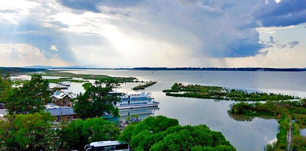 位于黑龙江省东南部和俄罗斯远东滨海边区,为中俄界湖,兴凯湖分大,小