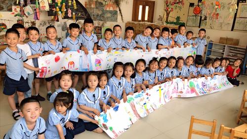 实验小学幼儿园大二班主题活动长卷画:难忘的幼儿园生活