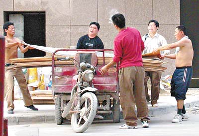 楼霸喊打喊杀强揽装修活 物管公司2面3刀(图)