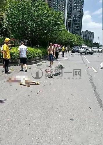 太揪心益阳今日连发两起车祸两名女子头部血流倒地不起生死未卜现场一