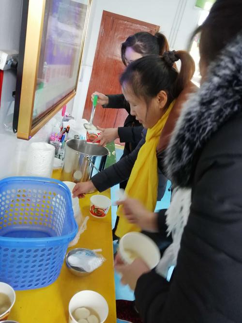 "巧手做汤圆,开心吃汤圆"——荷花幼儿园大大班"欢乐元宵节活动"