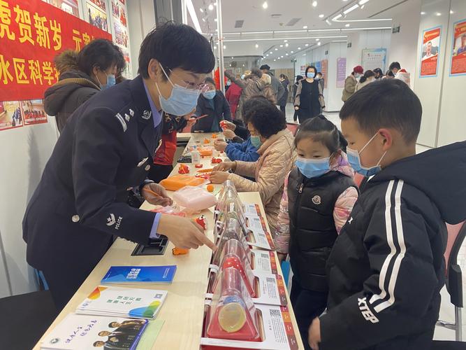 一墩难求和禁毒民警一起自制冰墩墩学禁毒知识啦
