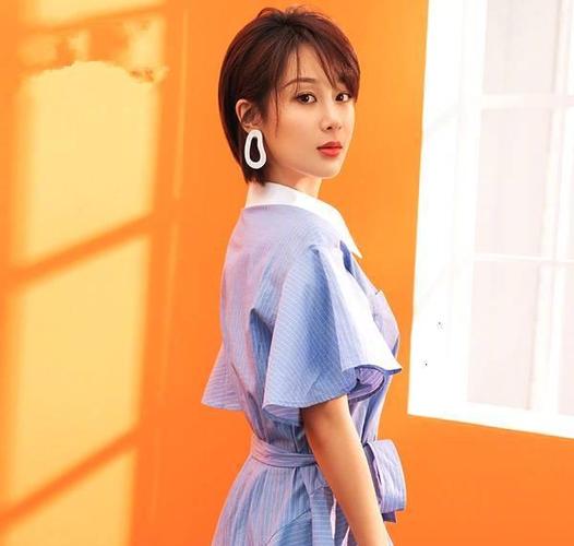 原创杨紫新发型似整容穿衬衫剪一刀切刘海波波头变软妹大变样