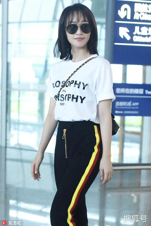 蓝盈莹双腿并拢中间还有间隙 美腿如同筷子般纤细