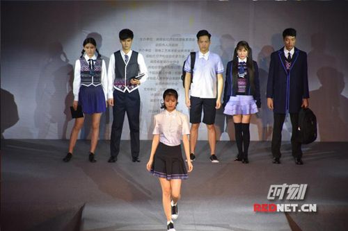 20 而在5月23日晚,湖南工艺美术职业学院t台上,一群身着各式时尚校服
