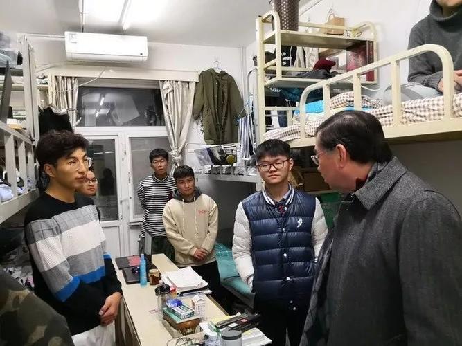 再帕尔·阿不力孜走访药学院学生宿舍2018年12月20日,中央民族大学和