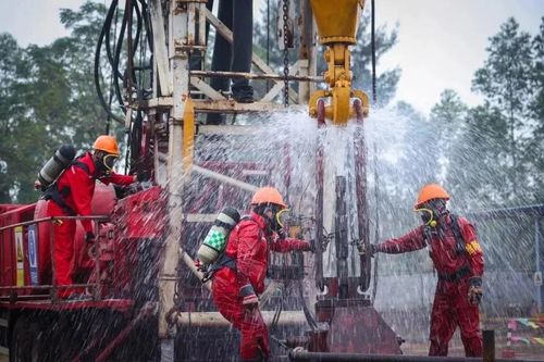 南方勘探举办井喷突发事件及环境保护应急救援演练_抢险