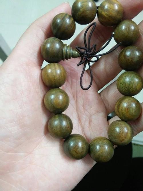 真正的绿檀手串是什么颜色的