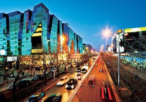 霓虹灯下的西单商业街