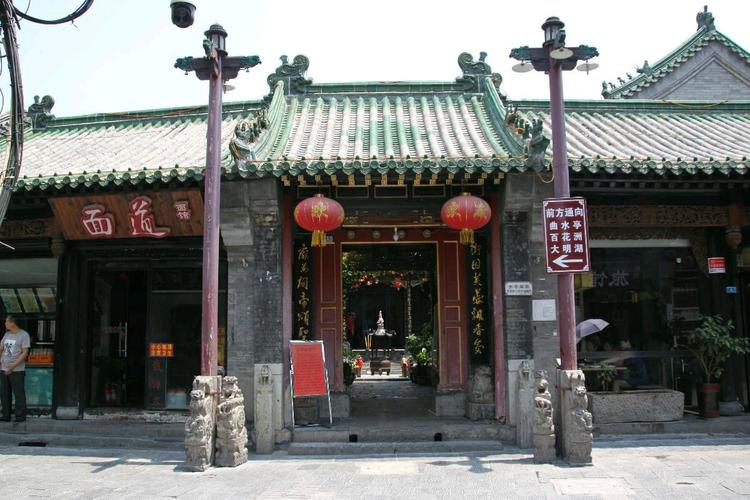 芙蓉街中间的关帝庙.