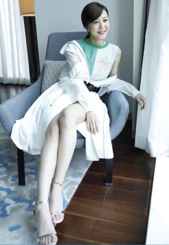 李金铭也有大长腿,温婉动人穿搭,真的跟曾经的陈美嘉判若两人