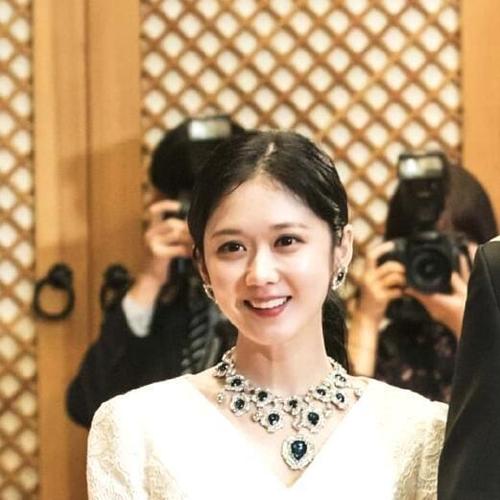 近日曝光一组张娜拉近照,照片中37岁的张娜拉皮肤白嫩似邻家少女,五官