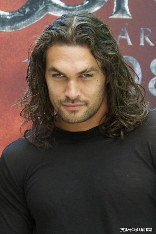 杰森·莫玛从权力的游戏里的"马王"到"海王"