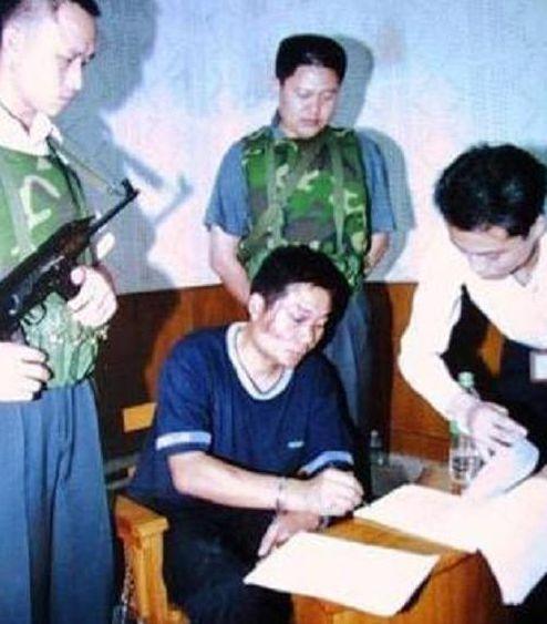 张君覆灭记,有5个女人,2001年,为何4个女人被判死刑?
