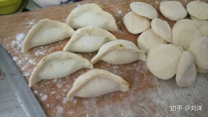 嘿嘿 怎么能少的了包饺子 这咱大中国的优良传统 祝大家 新年快乐