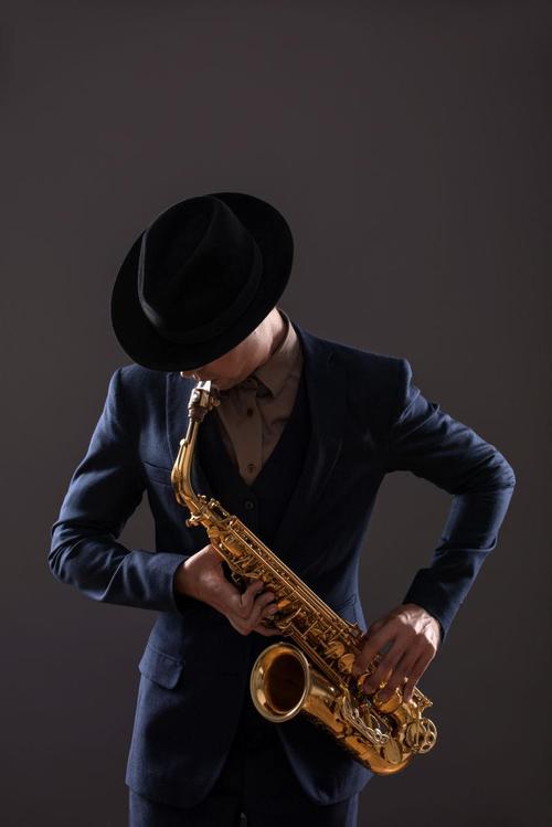 吹着萨克斯的美女